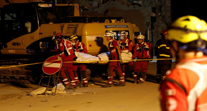 مهاجر مغربي يقع من علو 5 أمتار هربا من مطاردة الشرطة للباعة المتجولين مهاجر مغربي يقع من علو 5 أمتار هربا من مطاردة الشرطة للباعة المتجولين