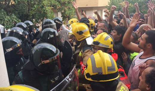 شاهد.. شرطة "الموسوس" تذرف الدموع حزنا على القمع الذي استهدف داعمي استفتاء كتالونيا شاهد.. شرطة "الموسوس" تذرف الدموع حزنا على القمع الذي استهدف داعمي استفتاء كتالونيا