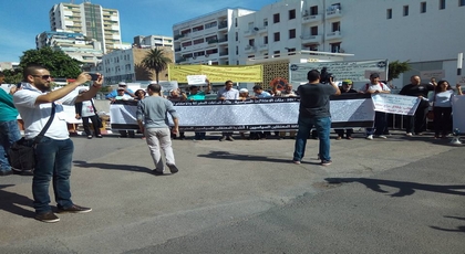 نشطاء يحتجون أمام وزارة العدل بالرباط من أجل إنقاذ حياة معتقلي حراك الريف نشطاء يحتجون أمام وزارة العدل بالرباط من أجل إنقاذ حياة معتقلي حراك الريف