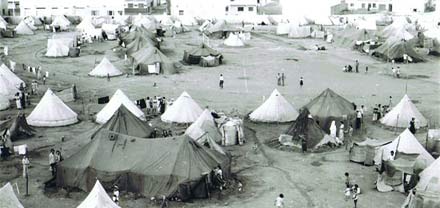 المغاربة ضحايا الترحيل التعسفي من الجزائر يخلدون ذكرى الأضحى ويحتجون أمام سفارة الجزائر المغاربة ضحايا الترحيل التعسفي من الجزائر يخلدون ذكرى الأضحى ويحتجون أمام سفارة الجزائر