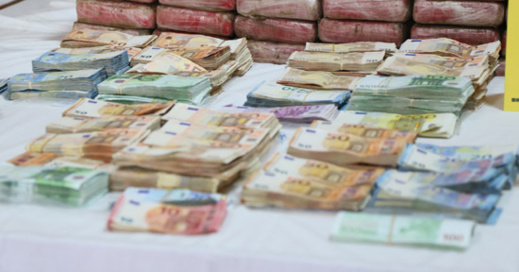 كمية الكوكايين المحجوز بالناظور و مدن أخرى تبلغ قيمتها نحو 26 مليار وعدد المعتقلين وصل إلى 15 شخصا كمية الكوكايين المحجوز بالناظور و مدن أخرى تبلغ قيمتها نحو 26 مليار وعدد المعتقلين وصل إلى 15 شخصا