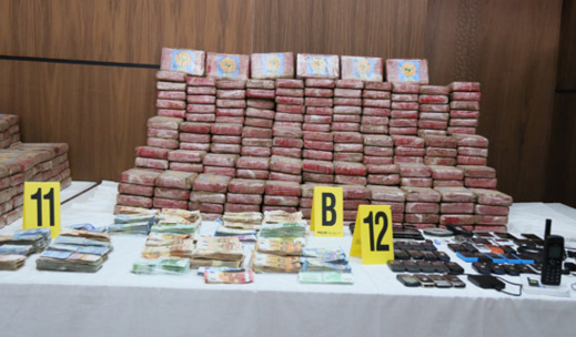 كمية الكوكايين المحجوز بالناظور و مدن أخرى تبلغ قيمتها نحو 26 مليار وعدد المعتقلين وصل إلى 15 شخصا كمية الكوكايين المحجوز بالناظور و مدن أخرى تبلغ قيمتها نحو 26 مليار وعدد المعتقلين وصل إلى 15 شخصا