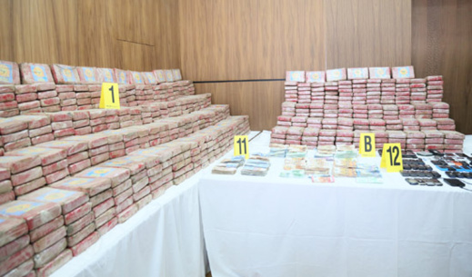 كمية الكوكايين المحجوز بالناظور و مدن أخرى تبلغ قيمتها نحو 26 مليار وعدد المعتقلين وصل إلى 15 شخصا كمية الكوكايين المحجوز بالناظور و مدن أخرى تبلغ قيمتها نحو 26 مليار وعدد المعتقلين وصل إلى 15 شخصا