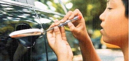 القبض على شخص وأخته متخصصين في سرقة السيارات بالناظور القبض على شخص وأخته متخصصين في سرقة السيارات بالناظور