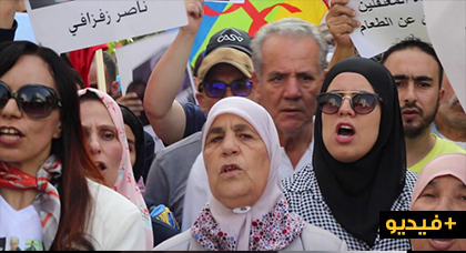 في أول ظهور لها بعد إصابتها بالسرطان.. شاهد ما قالته والدة ناصر الزفزافي في مسيرة اليوم بالدار البيضاء في أول ظهور لها بعد إصابتها بالسرطان.. شاهد ما قالته والدة ناصر الزفزافي في مسيرة اليوم بالدار البيضاء