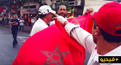 مناوئون لـ"حراك الريف" يخرجون بالتزامن مع مسيرة الوفاء الوطنية وسط الدار البيضاء مناوئون لـ"حراك الريف" يخرجون بالتزامن مع مسيرة الوفاء الوطنية وسط الدار البيضاء