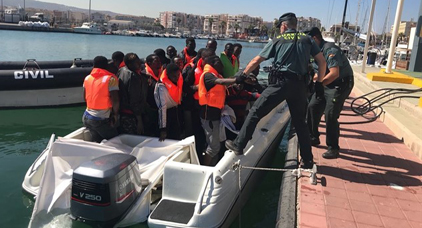 مهاجرون من دول جنوب الصحراء يصلون مليلية عبر زورق مطاطي سريع بعد رحلة إنطلقت من سواحل الناظور مهاجرون من دول جنوب الصحراء يصلون مليلية عبر زورق مطاطي سريع بعد رحلة إنطلقت من سواحل الناظور
