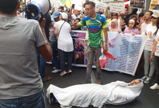 يساريون يمنعون رشيد زناي من رفع راية "الريف" في المسيرة التضامنية مع معتقلي الحراك يساريون يمنعون رشيد زناي من رفع راية "الريف" في المسيرة التضامنية مع معتقلي الحراك