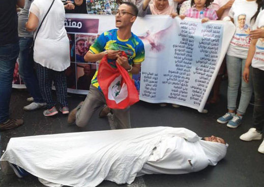 يساريون يمنعون رشيد زناي من رفع راية "الريف" في المسيرة التضامنية مع معتقلي الحراك يساريون يمنعون رشيد زناي من رفع راية "الريف" في المسيرة التضامنية مع معتقلي الحراك