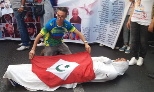 يساريون يمنعون رشيد زناي من رفع راية "الريف" في المسيرة التضامنية مع معتقلي الحراك يساريون يمنعون رشيد زناي من رفع راية "الريف" في المسيرة التضامنية مع معتقلي الحراك