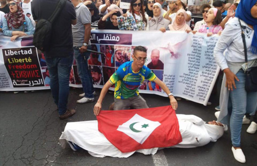 يساريون يمنعون رشيد زناي من رفع راية "الريف" في المسيرة التضامنية مع معتقلي الحراك يساريون يمنعون رشيد زناي من رفع راية "الريف" في المسيرة التضامنية مع معتقلي الحراك