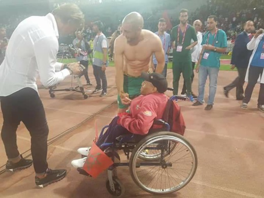 مؤثر.. الريفي نور الدين أمرابط يؤخر التحاقه بمستودع الملابس لرسم البسمة على وجه مشجع معاق مؤثر.. الريفي نور الدين أمرابط يؤخر التحاقه بمستودع الملابس لرسم البسمة على وجه مشجع معاق