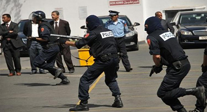 اطلاق نار على متهم بالاتجار في المخدرات والمؤثرات العقلية بعد أن هاجم الشرطة بسيف كبير اطلاق نار على متهم بالاتجار في المخدرات والمؤثرات العقلية بعد أن هاجم الشرطة بسيف كبير