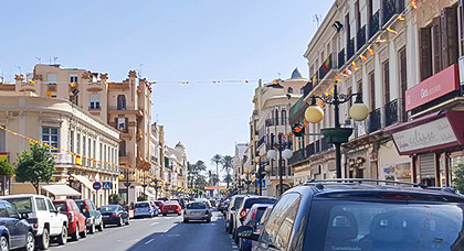 الأعلام الإسبانية تغطي مليلية المحتلة رفضا لإنفصال إقليم كتالونيا الأعلام الإسبانية تغطي مليلية المحتلة رفضا لإنفصال إقليم كتالونيا