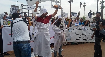 بالصور.. محتجون يطنطنون أمام سجن "عكاشة" بالبيضاء تضامنا مع معتقلي حراك الريف بالصور.. محتجون يطنطنون أمام سجن "عكاشة" بالبيضاء تضامنا مع معتقلي حراك الريف