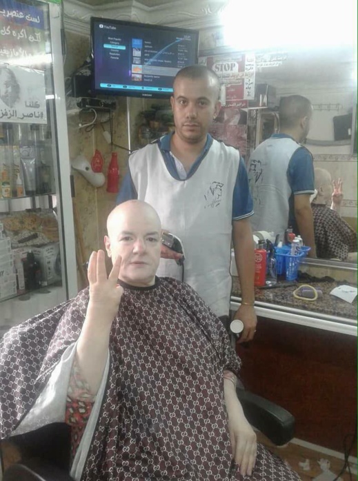 ناشطة بحراك الحسيمة تحلق شعر رأسها تضامنا مع مرضى السرطان ناشطة بحراك الحسيمة تحلق شعر رأسها تضامنا مع مرضى السرطان
