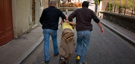 إلقاء القبض على أهم مزود للمخدرات و الكيف وطابا بالناظور إلقاء القبض على أهم مزود للمخدرات و الكيف وطابا بالناظور