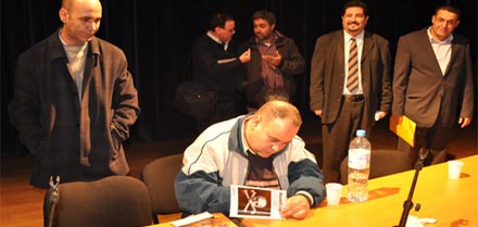 إتحاد كتاب المغرب بالناظور يوقع الموت بالتقسيط إتحاد كتاب المغرب بالناظور يوقع الموت بالتقسيط