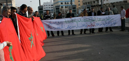 فعاليات المجتمع المدني بالناظور تنتفض بباب مليلية ضد الإنفصالية أميناتو حيدر فعاليات المجتمع المدني بالناظور تنتفض بباب مليلية ضد الإنفصالية أميناتو حيدر