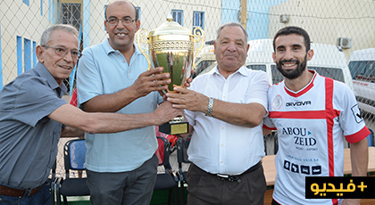الفاعل الرياضي “طارق هرواش" يكرم اللاعب السابق لفريق الهلال الناظوري يوسف عاكوب الفاعل الرياضي “طارق هرواش" يكرم اللاعب السابق لفريق الهلال الناظوري يوسف عاكوب