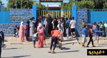 بالفيديو.. نساء حي أولاد اعمامو بزايو يقرعن الآواني إحتجاجا على عدم الإستجابة للملف المطلبي لساكنة الحي بالفيديو.. نساء حي أولاد اعمامو بزايو يقرعن الآواني إحتجاجا على عدم الإستجابة للملف المطلبي لساكنة الحي
