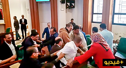 فضيحة بالفيديو.. اشتباكات عنيفة و سب وشتم بين مستشارين في مجلس عاصمة المغرب