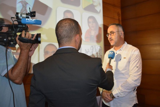 ابن الريف الدكتور جمال أبرنوص يُتوج بالجائزة الوطنية للثقافة الأمازيغية في مجال البحث والفكر ابن الريف الدكتور جمال أبرنوص يُتوج بالجائزة الوطنية للثقافة الأمازيغية في مجال البحث والفكر