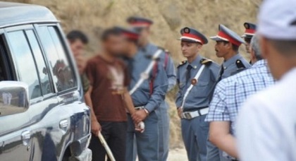 مثير: أمن أزغنغان يطلق الرصاص صوب مبحوث عنه بعد مهاجمته مخفر الدرك بسيف والماء القاطع مثير: أمن أزغنغان يطلق الرصاص صوب مبحوث عنه بعد مهاجمته مخفر الدرك بسيف والماء القاطع