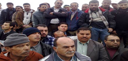 أرباب و سائقي سيارات الأجرة الكبيرة يحتجون ضد سحب وثائقهم القانونية أرباب و سائقي سيارات الأجرة الكبيرة يحتجون ضد سحب وثائقهم القانونية