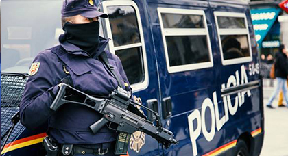 الشرطة تعتقل مغربيا بتر أصبعين لأحد الأشخاص بآلة حادة وفر هاربا الى إسبانيا الشرطة تعتقل مغربيا بتر أصبعين لأحد الأشخاص بآلة حادة وفر هاربا الى إسبانيا