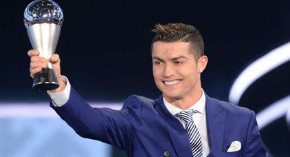 نجم ريال مدريد "كريستيانو رونالدو" يتوج بلقب أفضل لاعب في العالم للمرة الثانية على التوالي نجم ريال مدريد "كريستيانو رونالدو" يتوج بلقب أفضل لاعب في العالم للمرة الثانية على التوالي