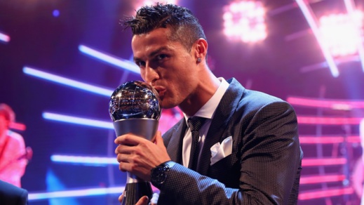 نجم ريال مدريد "كريستيانو رونالدو" يتوج بلقب أفضل لاعب في العالم للمرة الثانية على التوالي
