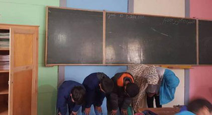 تفاصيل مثيرة حول قضية الأستاذة التي سمحت لتلامذتها بالصلاة في القسم تفاصيل مثيرة حول قضية الأستاذة التي سمحت لتلامذتها بالصلاة في القسم