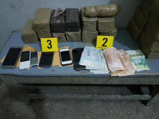 بالصور.. حجز كمية مهمة من مخدر" الحشيش" وتوقيف ثلاثة متهمين بالصور.. حجز كمية مهمة من مخدر" الحشيش" وتوقيف ثلاثة متهمين