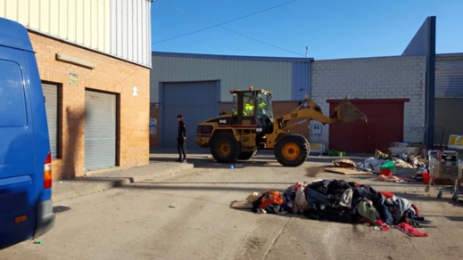 بعد أن حاربتهم السلطات في شوارع الناظور.. الشرطة الإسبانية تصادر 6 أطنان من بضائع "فراشة" مغاربة بمليلية بعد أن حاربتهم السلطات في شوارع الناظور.. الشرطة الإسبانية تصادر 6 أطنان من بضائع "فراشة" مغاربة بمليلية