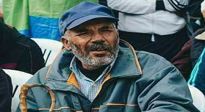 سفير حراك الريف "عزي أحمد" المشتهر بسلته وعكازه يمثل أمام المحكمة سفير حراك الريف "عزي أحمد" المشتهر بسلته وعكازه يمثل أمام المحكمة