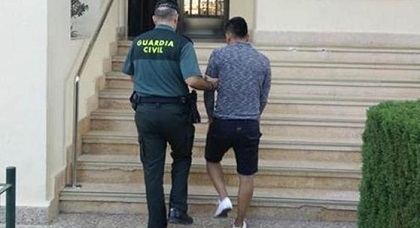 إيقاف شاب ناظوري بميناء ألميريا بعد استعماله جواز سفر فرنسي مزور لدخول التراب الإسباني إيقاف شاب ناظوري بميناء ألميريا بعد استعماله جواز سفر فرنسي مزور لدخول التراب الإسباني