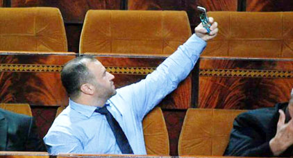 سيلفي سليمان حوليش داخل مجلس النواب يثير سخرية نشطاء الفايسبوك