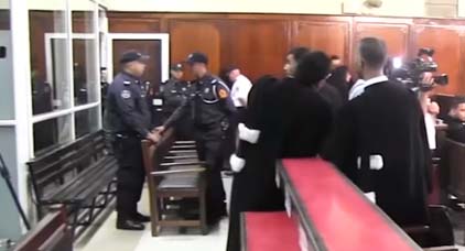 زيان و الجامعي ينتفضان في وجه المحكمة احتجاجا على تصوير جلسات الزفزافي ورفاقه زيان و الجامعي ينتفضان في وجه المحكمة احتجاجا على تصوير جلسات الزفزافي ورفاقه