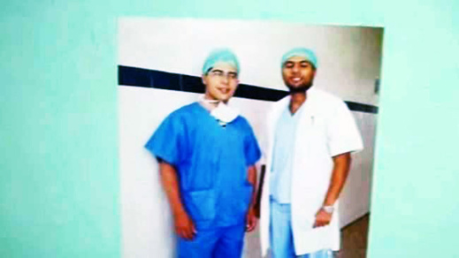 صادم.. الشاب الذي أطلقت عليه الشرطة الرصاص لم يكن مجرما بل طبيبا لم يتناول دواءه صادم.. الشاب الذي أطلقت عليه الشرطة الرصاص لم يكن مجرما بل طبيبا لم يتناول دواءه