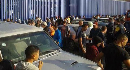 خطير: شاب يشهر خنجره في وجه جمركي لإنهاء شنآن بينهما ببني أنصار خطير: شاب يشهر خنجره في وجه جمركي لإنهاء شنآن بينهما ببني أنصار