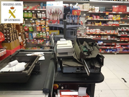 بالصور.. مواطن مصري يسرق مبلغا ماليا مهما في واضحة النهار من محل تجاري بمليلية بالصور.. مواطن مصري يسرق مبلغا ماليا مهما في واضحة النهار من محل تجاري بمليلية