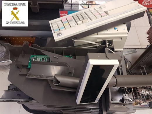 بالصور.. مواطن مصري يسرق مبلغا ماليا مهما في واضحة النهار من محل تجاري بمليلية بالصور.. مواطن مصري يسرق مبلغا ماليا مهما في واضحة النهار من محل تجاري بمليلية