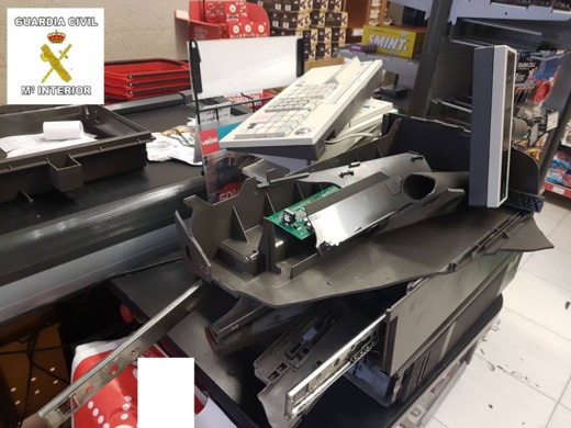 بالصور.. مواطن مصري يسرق مبلغا ماليا مهما في واضحة النهار من محل تجاري بمليلية بالصور.. مواطن مصري يسرق مبلغا ماليا مهما في واضحة النهار من محل تجاري بمليلية