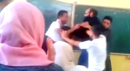 سابقة.. توقيف أستاذ وعرضه على المجلس التأديبي بسبب ضربه تلميذا بالقسم سابقة.. توقيف أستاذ وعرضه على المجلس التأديبي بسبب ضربه تلميذا بالقسم