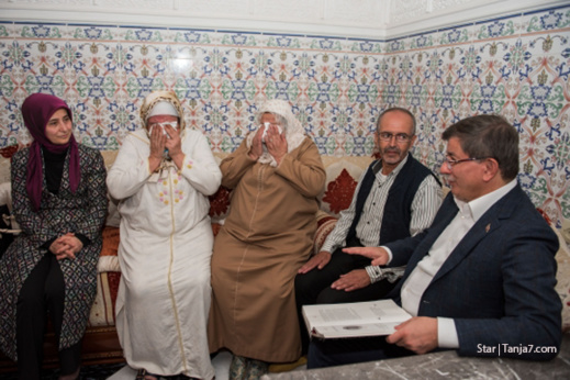 بالصور.. رئيس الوزراء التركي داود أوغلو يقوم بزيارة وفاء لعائلة قتيل مغربي في انقلاب تركيا بالصور.. رئيس الوزراء التركي داود أوغلو يقوم بزيارة وفاء لعائلة قتيل مغربي في انقلاب تركيا