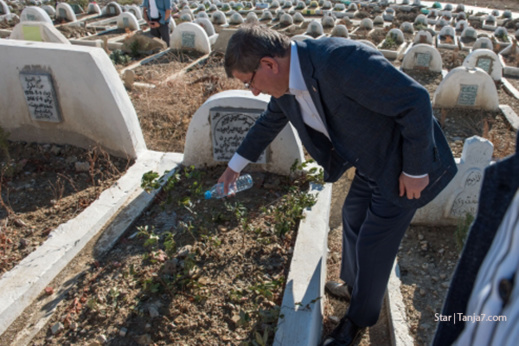 بالصور.. رئيس الوزراء التركي داود أوغلو يقوم بزيارة وفاء لعائلة قتيل مغربي في انقلاب تركيا بالصور.. رئيس الوزراء التركي داود أوغلو يقوم بزيارة وفاء لعائلة قتيل مغربي في انقلاب تركيا