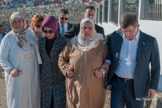 بالصور.. رئيس الوزراء التركي داود أوغلو يقوم بزيارة وفاء لعائلة قتيل مغربي في انقلاب تركيا بالصور.. رئيس الوزراء التركي داود أوغلو يقوم بزيارة وفاء لعائلة قتيل مغربي في انقلاب تركيا