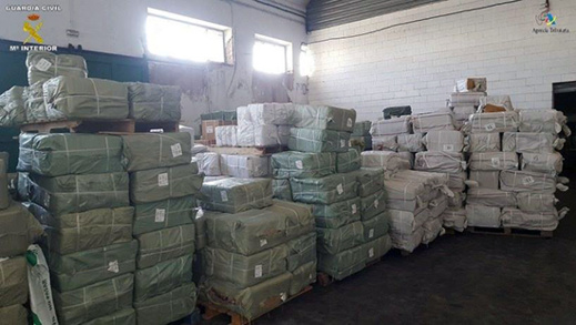 بالصور.. حجز كمية مهمة من البطانيات والأحذية المزورة بقيمة مالية تفوق 500 مليون سنتيم بميناء مليلية بالصور.. حجز كمية مهمة من البطانيات والأحذية المزورة بقيمة مالية تفوق 500 مليون سنتيم بميناء مليلية