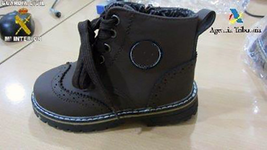 بالصور.. حجز كمية مهمة من البطانيات والأحذية المزورة بقيمة مالية تفوق 500 مليون سنتيم بميناء مليلية بالصور.. حجز كمية مهمة من البطانيات والأحذية المزورة بقيمة مالية تفوق 500 مليون سنتيم بميناء مليلية